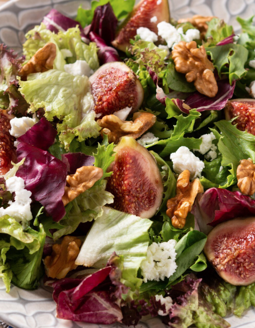 Ensalada de higos, queso feta, nueces y huevo