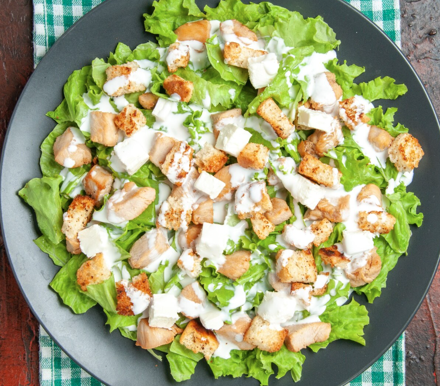 Ensalada de pollo con salsa de yogur