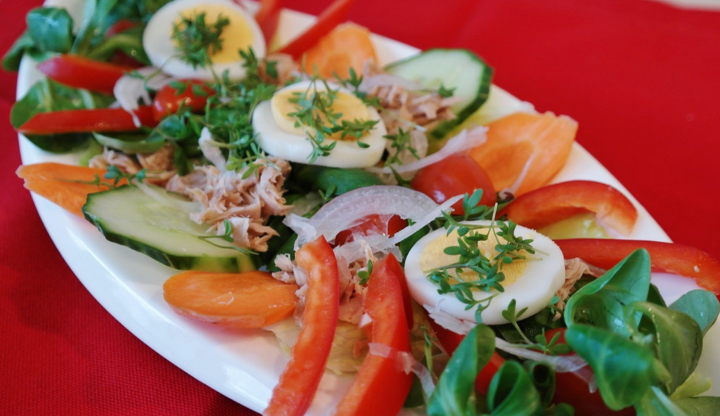 Ensalada de atún y huevo