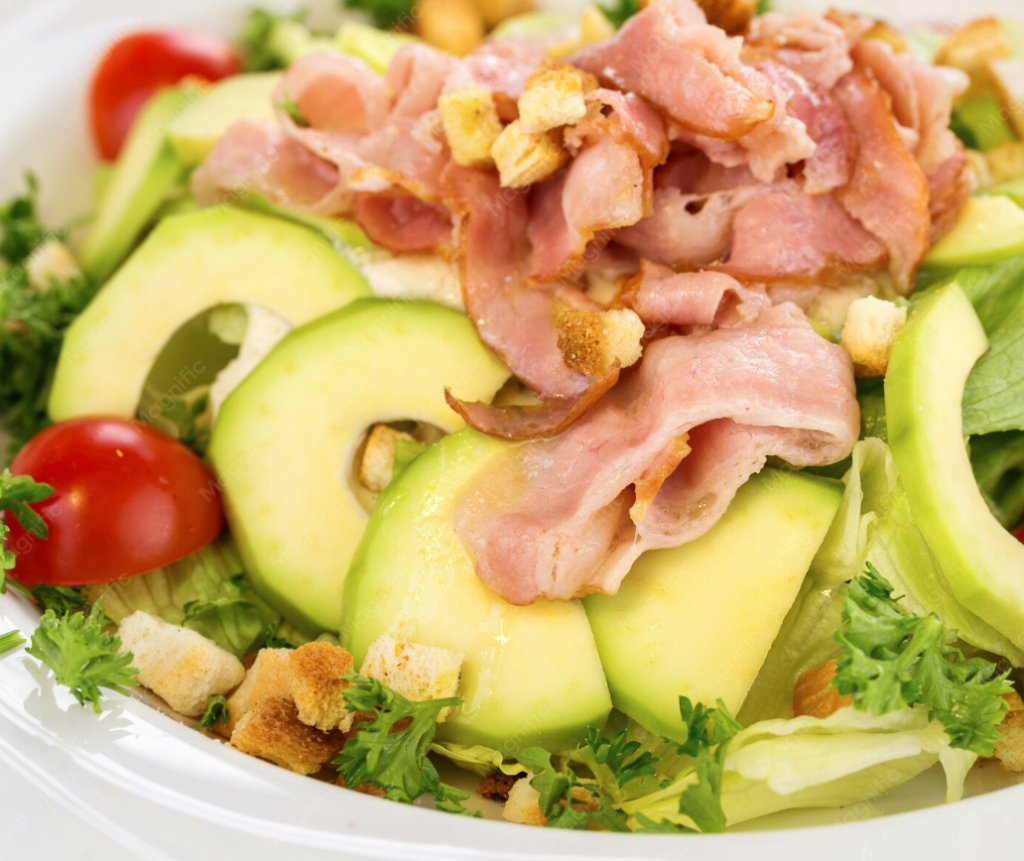 Ensalada de pavo, aguacate y bacon