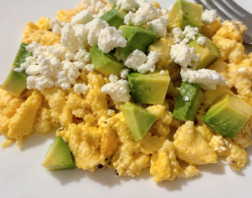 Huevos con aguacate y queso fresco