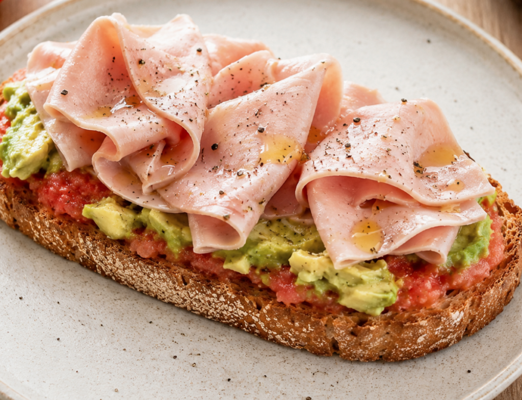 Tostada de jamón cocido o serrano con tomate y aguacate