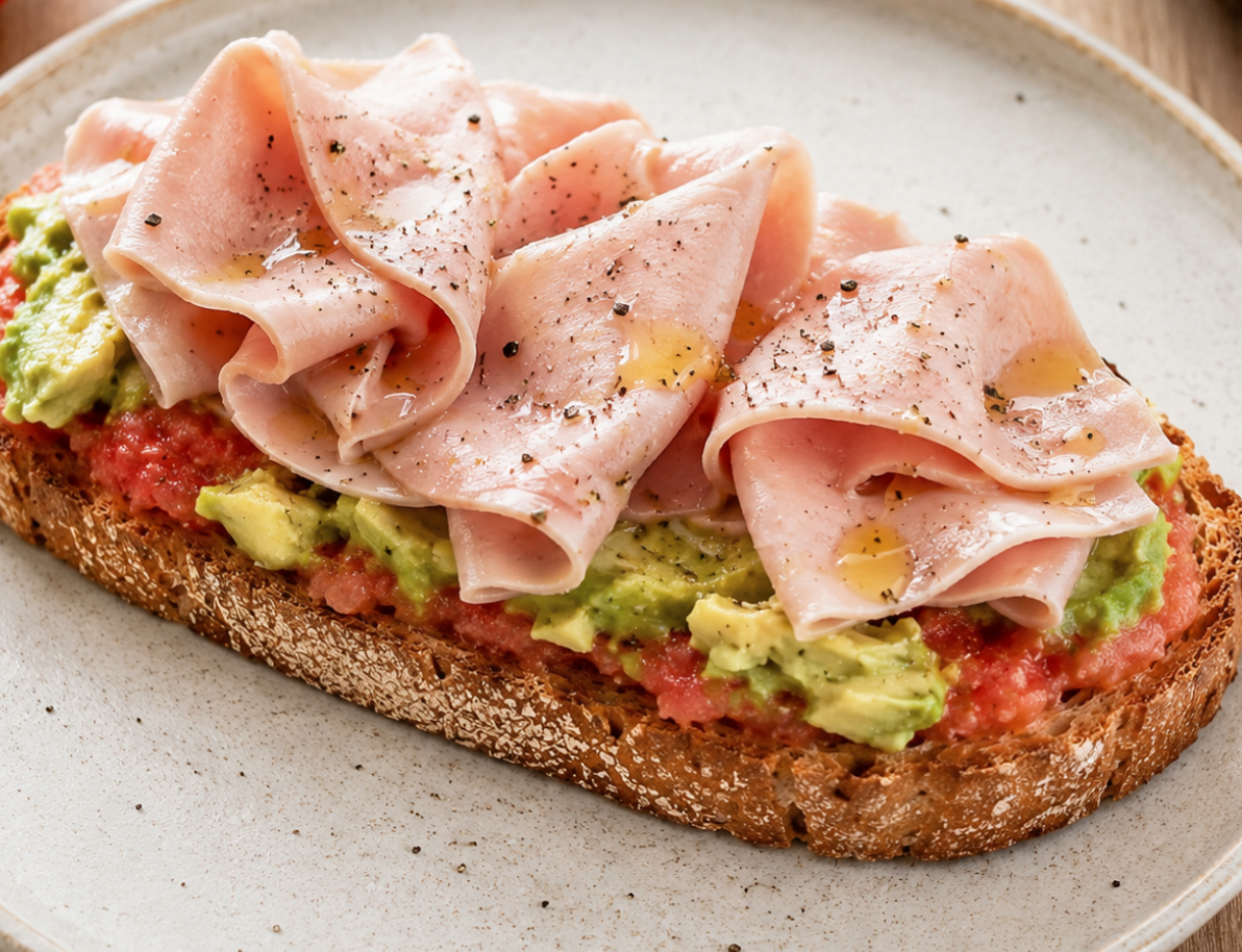 Tostada de jamón cocido o serrano con tomate y aguacate