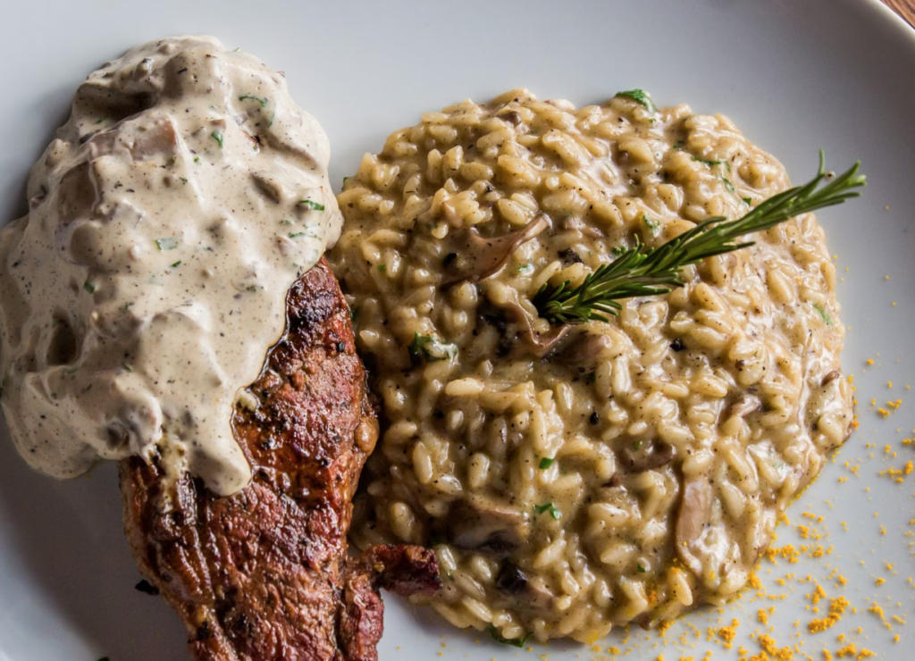 Arroz meloso con pollo y champiñones