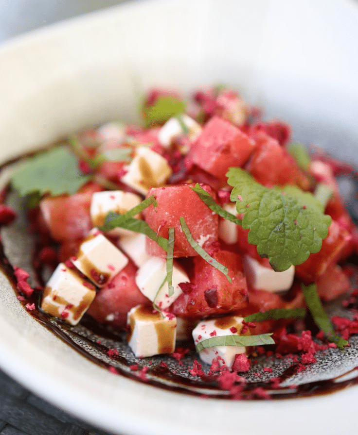 Ensalada de espinacas y sandía con lubina a la plancha