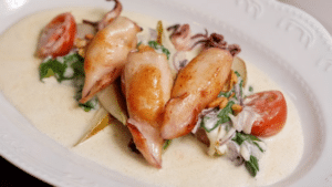 Sepia a la plancha con ensalada de pepino y remolacha