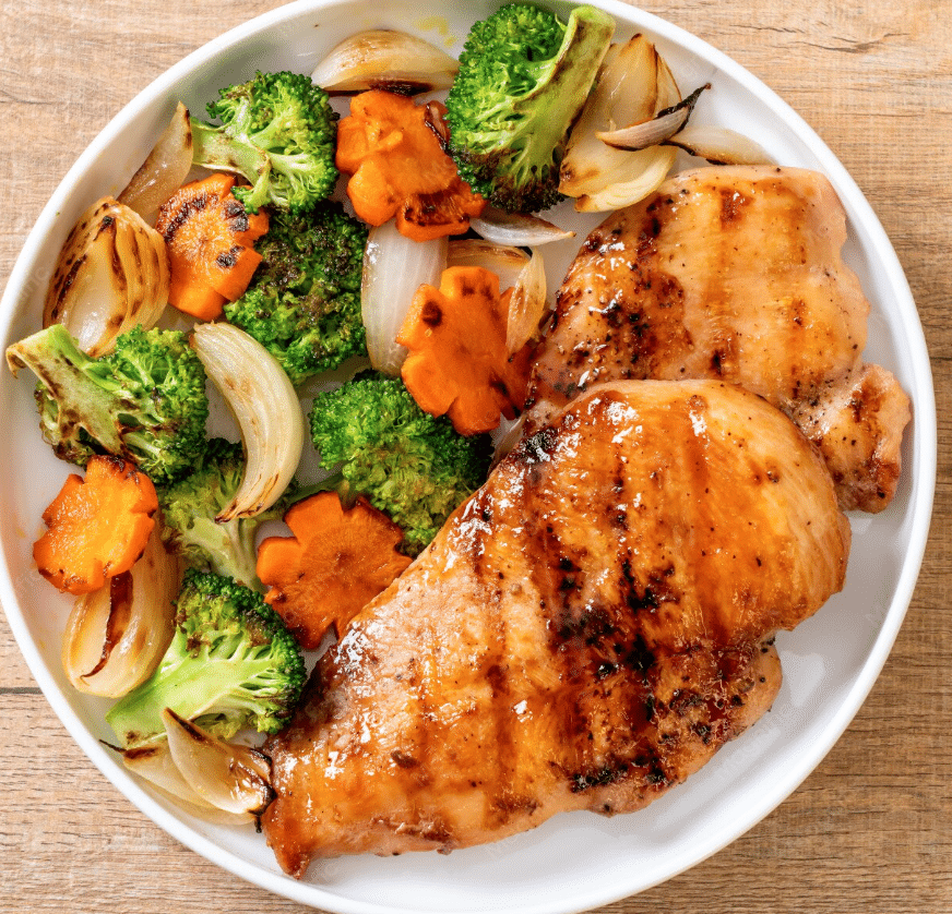 Pechugas de pollo, brócoli, zanahoria y cebolla