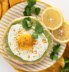 Tostada con aguacate y huevos
