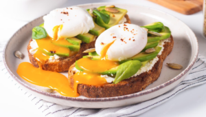 Tostada de aguacate con huevo poché