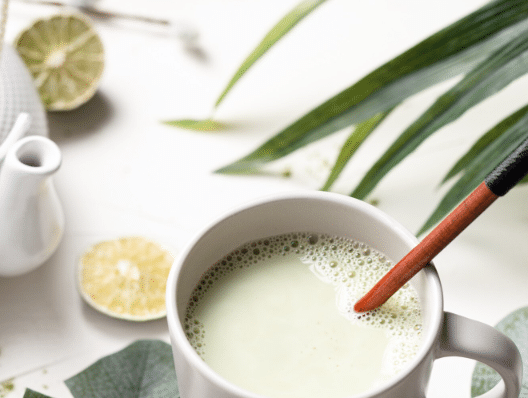 Matcha latte con colágeno y tostada con huevos revueltos