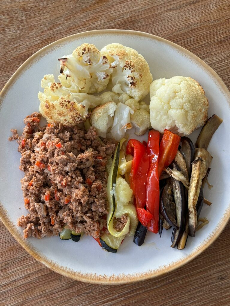 Carne picada con vegetales asados