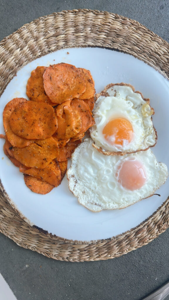 Chips de boniato con 2 huevos a la plancha