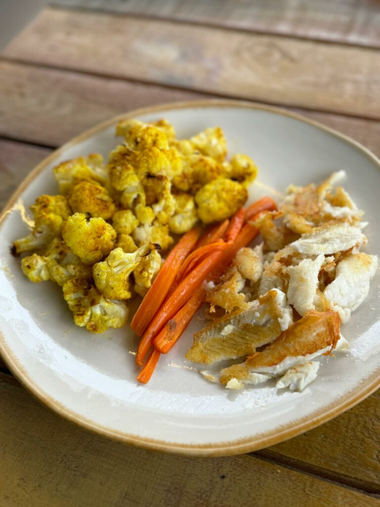 Gallo a la plancha con coliflor y zanahoria al horno