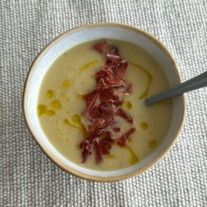 Crema de puerro con caldo de huesos