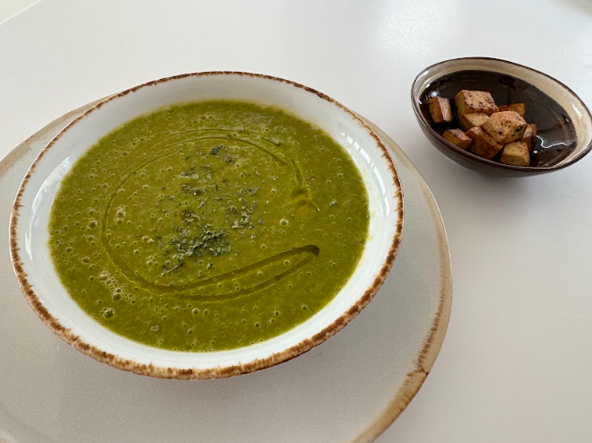 Crema de verduras con tofu ahumado a la plancha