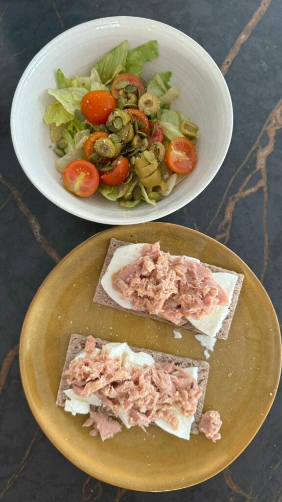 Tostas con queso fresco y atún/caballa y ensalada