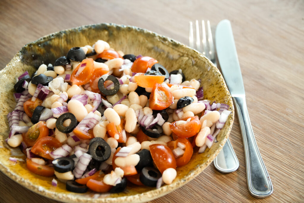 Ensalada con alubias, tomate, cebolla y huevos cocidos