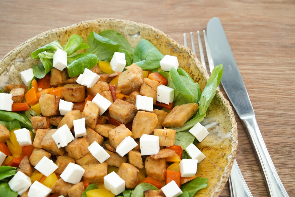 Ensalada con tempeh, pimientos y queso feta