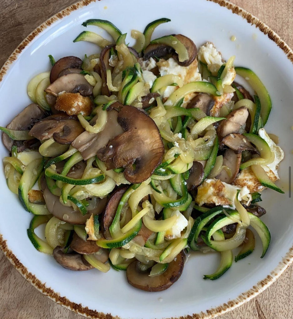 Espaguetis de calabacín con champiñones y huevo