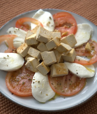 Ensalada caprese con tofu ahumado