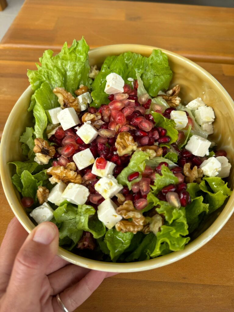 Ensalada con granada y heura a la plancha