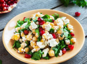 Ensalada de garbanzos, queso feta y granada