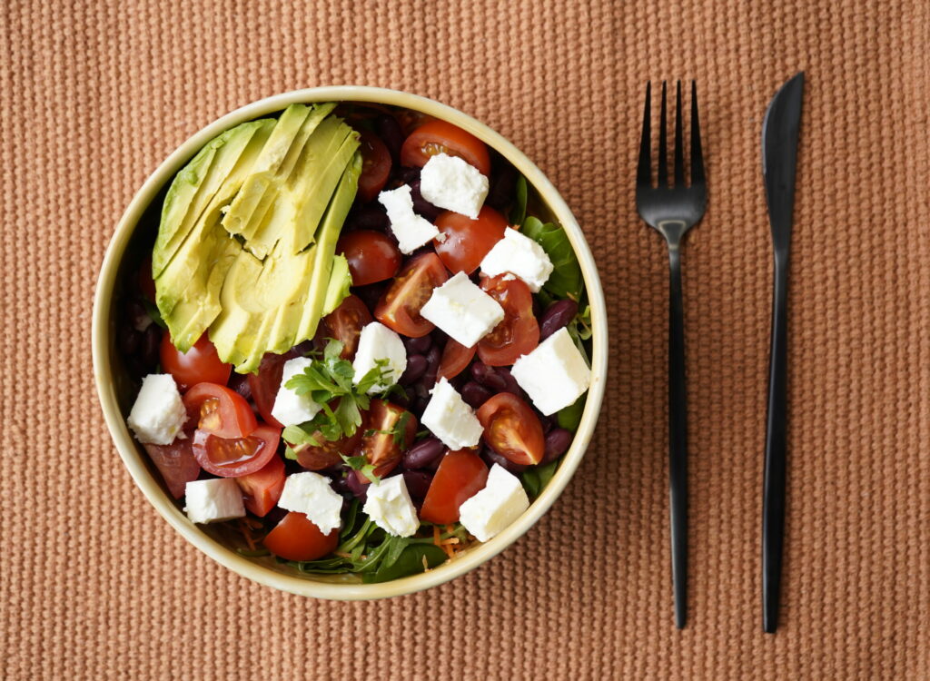 Ensalada con judías pintas, aguacate y queso feta