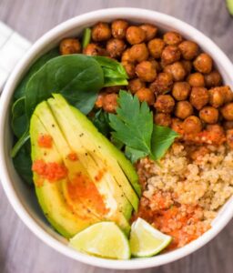 Ensalada de garbanzos tostados con quinoa y aguacate