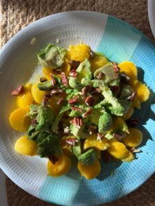 Ensalada de aguacate, mango y gambas