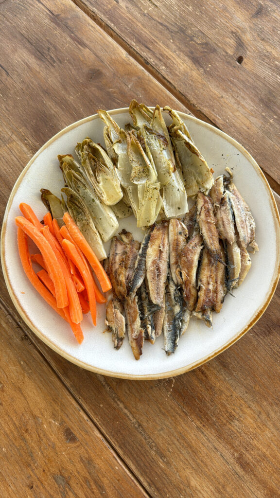 Boquerones con endivias y zanahorias