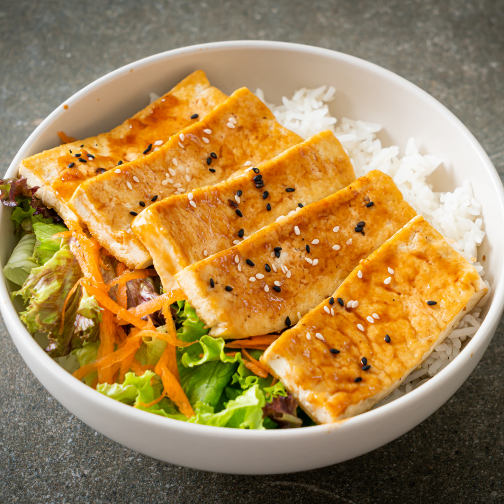 Ensalada con tofu a la plancha y arroz