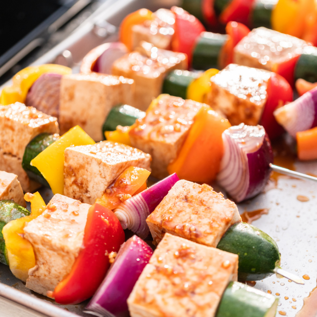 Brochetas de tofu con patatas horneadas