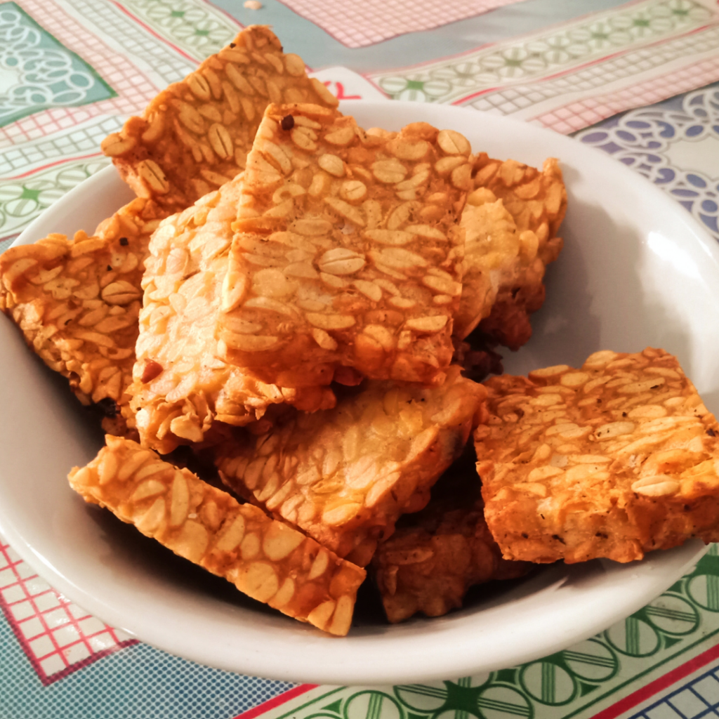 Tempeh a la plancha con berenjena y tomates rehogados