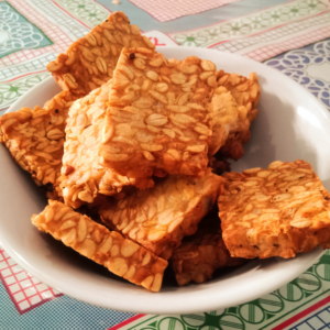 Tempeh a la plancha con berenjena y tomates rehogados y patatas horneadas