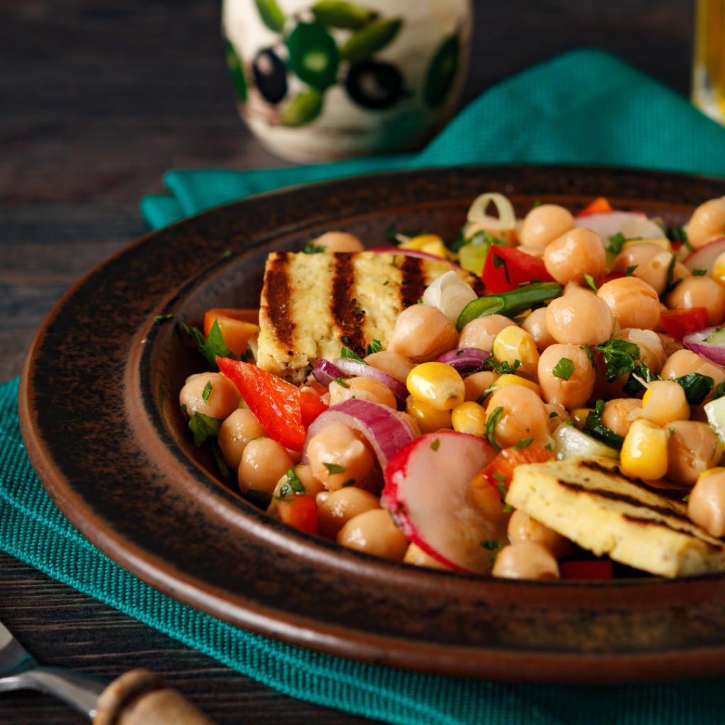 Ensalada con tofu y garbanzos