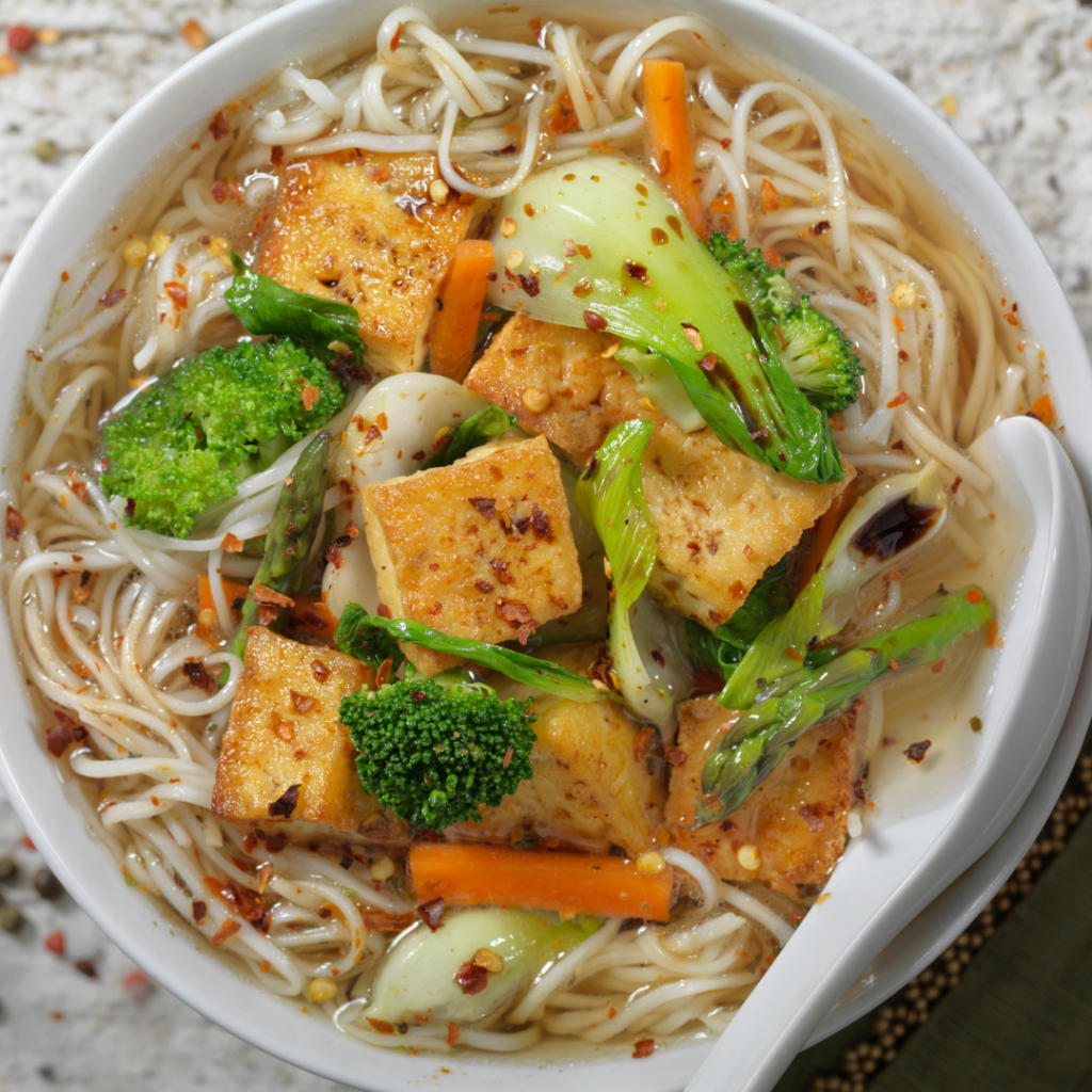 Tofu con fideos de arroz, brócoli y zanahoria