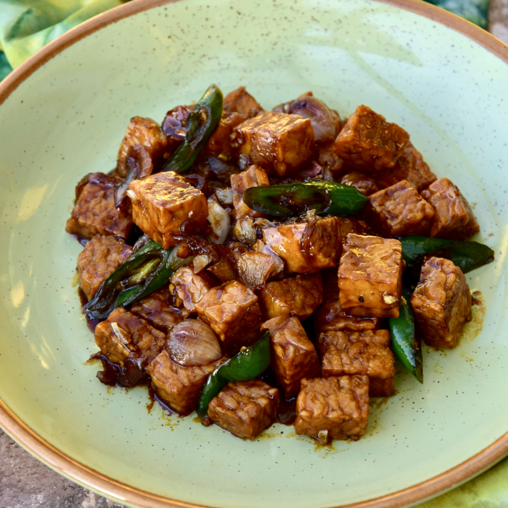 Tempeh con salsa de soja y pimientos rehogados