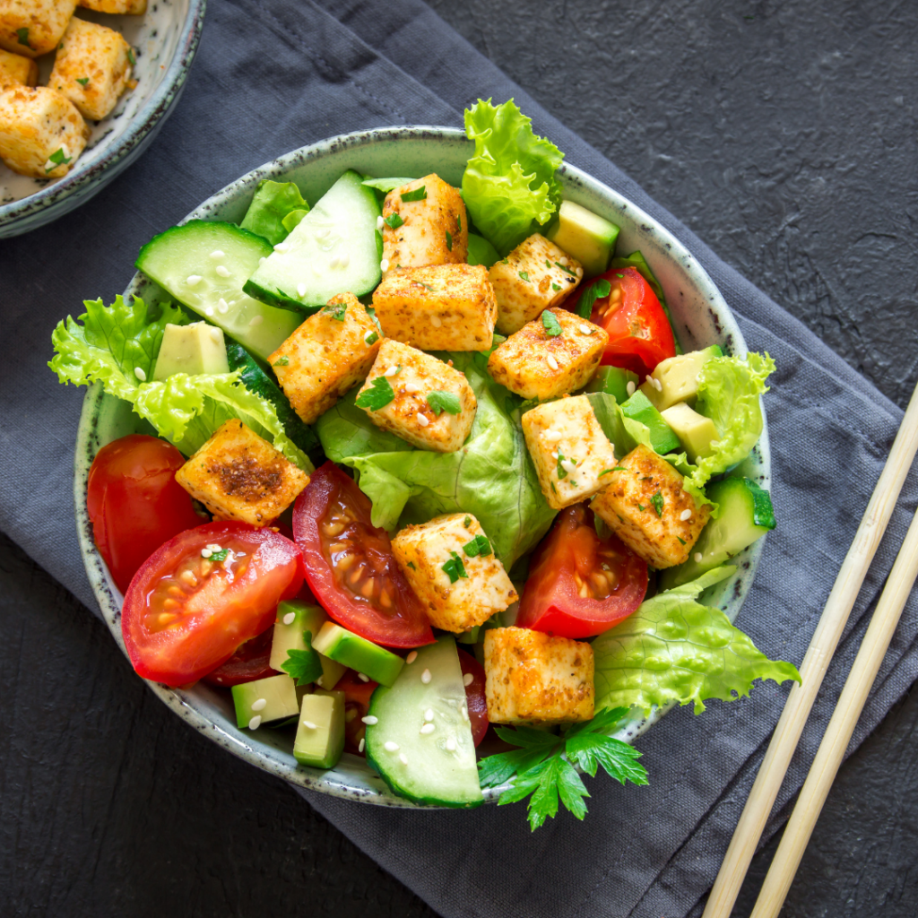 Ensalada de tomate, pepino, aguacate y tofu a la plancha