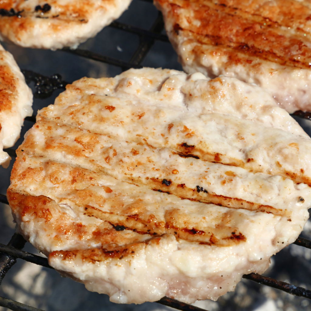 Hamburguesa de pavo con tomates y queso fresco