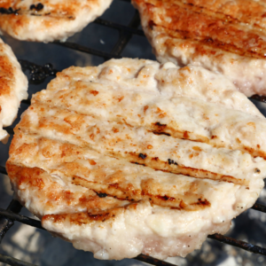 Hamburguesas de pavo con tomates y queso fresco