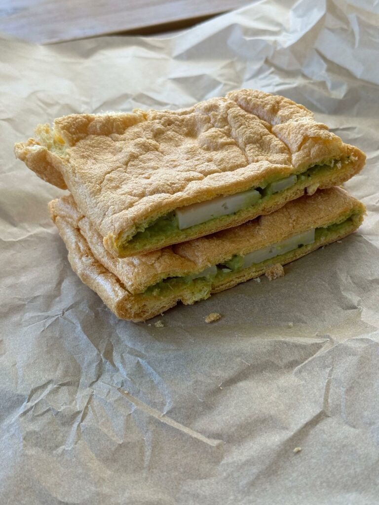 Falsa empanada con guacamole y queso semicurado