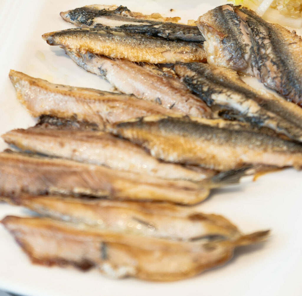 Boquerones a la plancha con ensalada