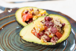 Aguacate relleno con alubias pintas, quinoa y vegetales