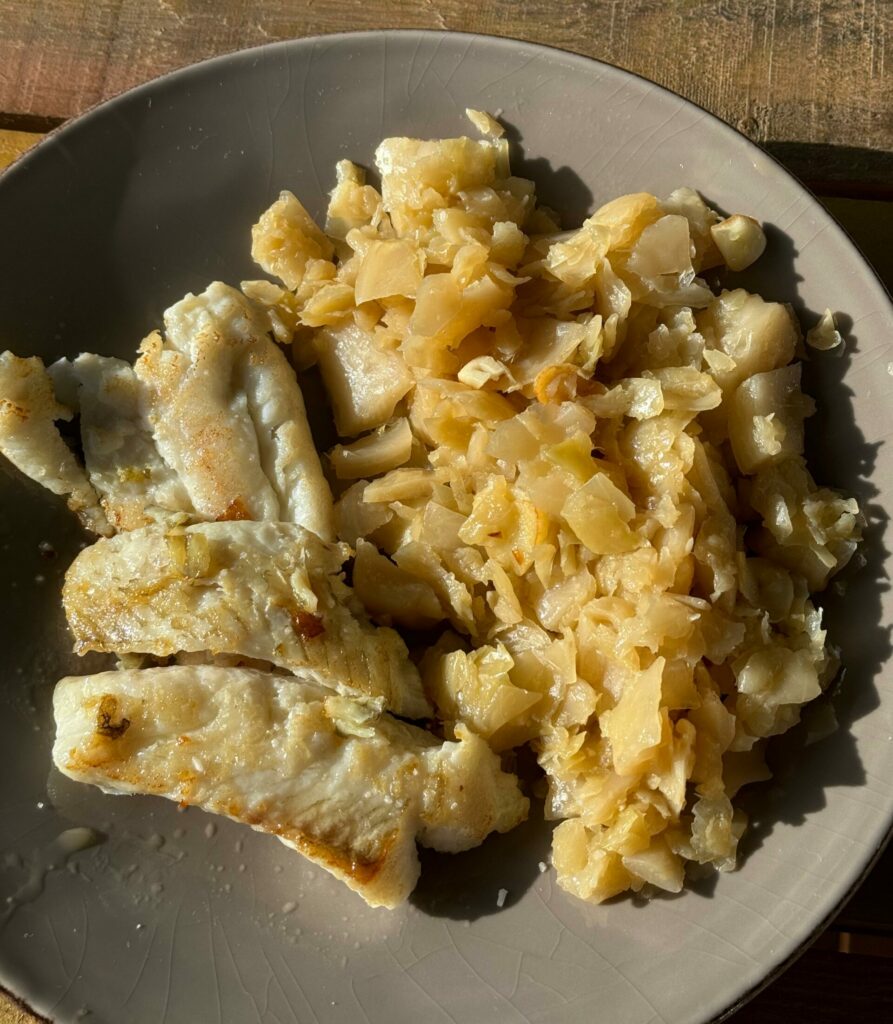 Gallo a la plancha con repollo rehogado