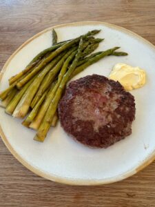 Hamburguesa de ternera con espárragos y mayonesa