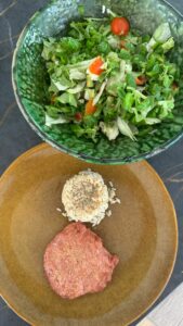 Hamburguesa de pollo con arroz y ensalada