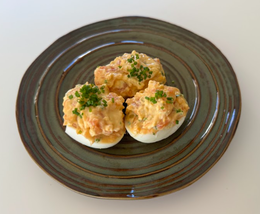 Huevos rellenos de salmón ahumado y crema de calabacín