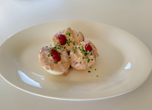 Huevos rellenos de alubias y crema de calabacín