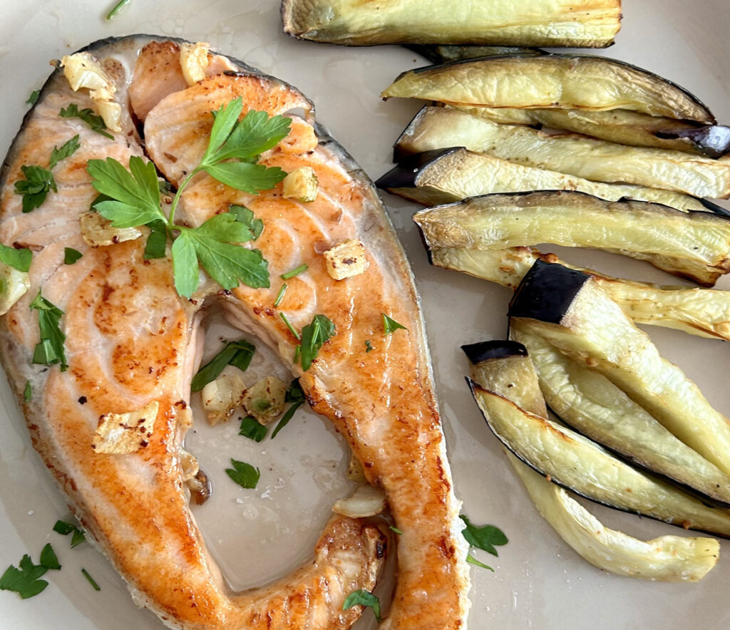 Salmón a la plancha con verduras asadas y arroz