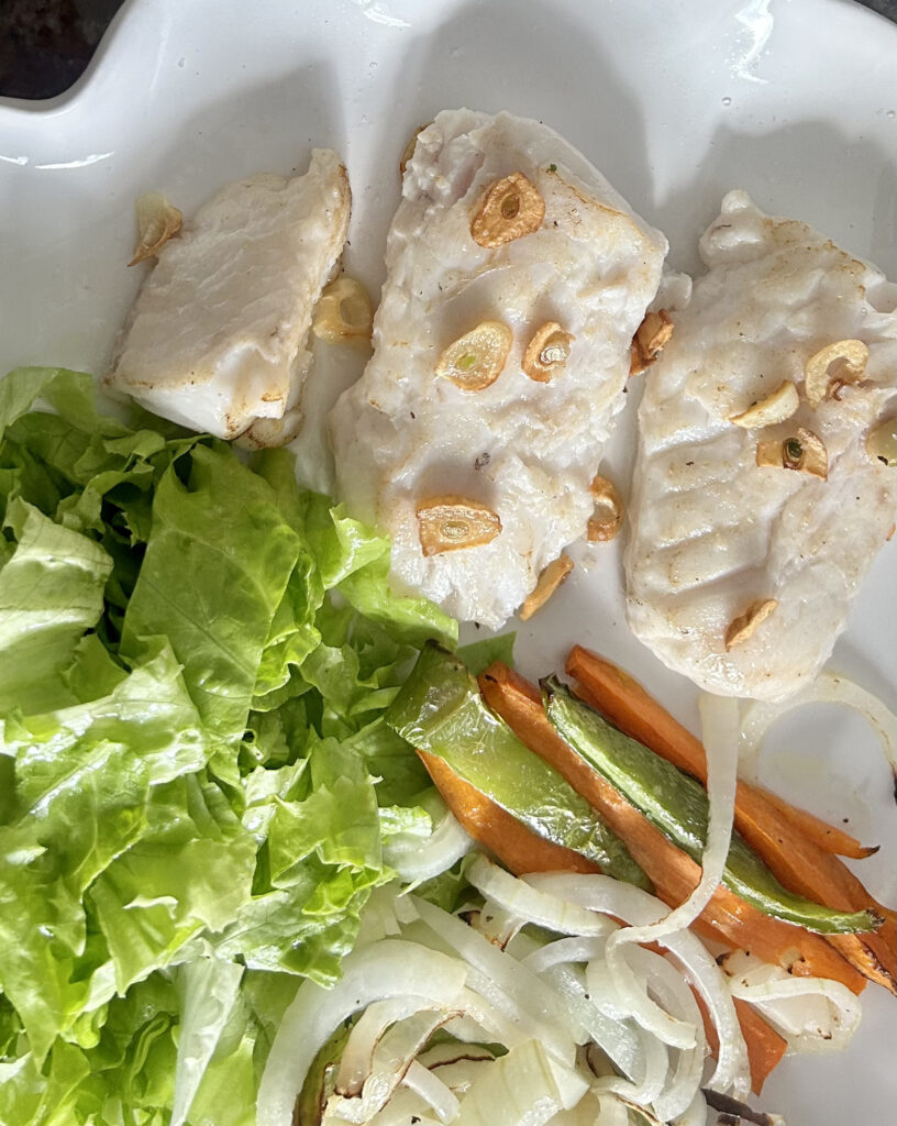 Merluza con patatas y ensalada